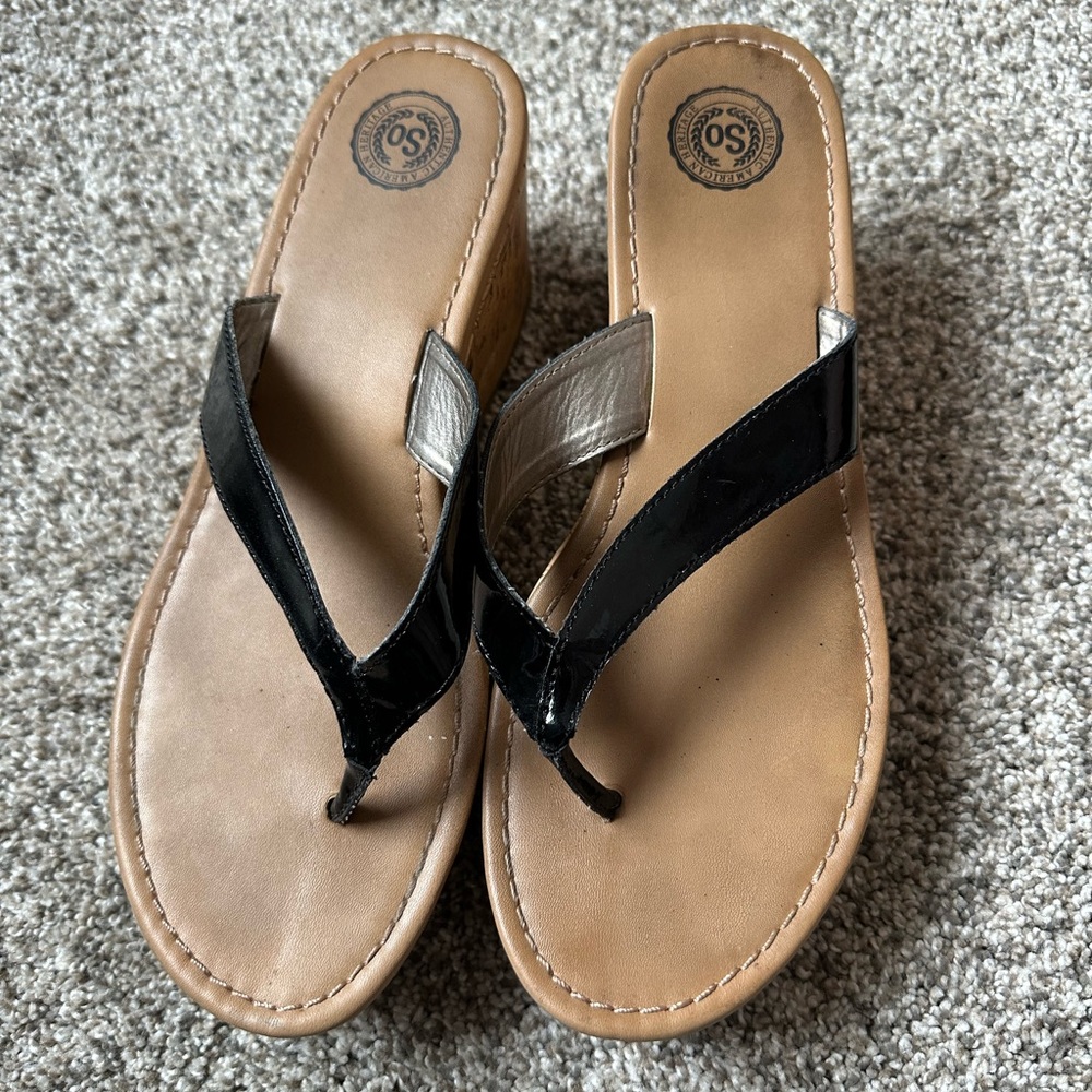 π€ 3/$30 ππ BLACK PATENT WEDGE SANDAL. SIZE 9.5. FAUX CORK. SO BRAND ππ - Picture 2 of 5